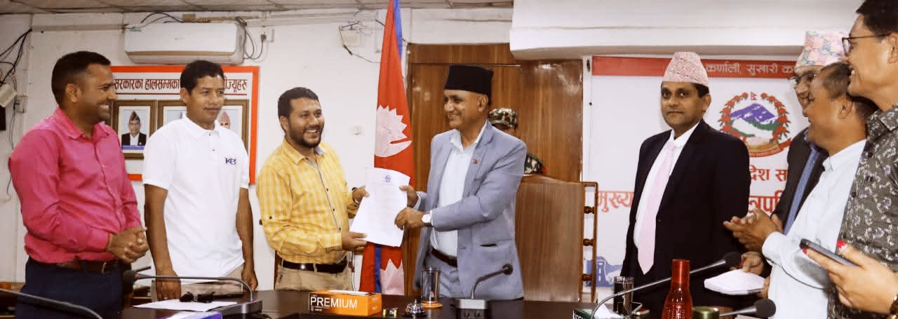 कर्णाली प्रदेशमा ज्ञापन पत्र बुझाउँदै