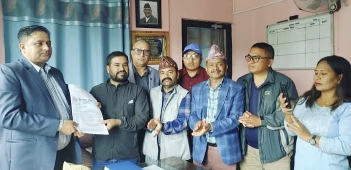 काभ्रेपलान्चोक जिल्लामा ज्ञापनपत्र बुझाउँदै