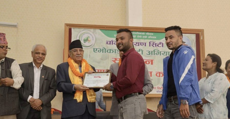 सम्मानित हुँदै अभियन्ता दिपेश लामिछाने 