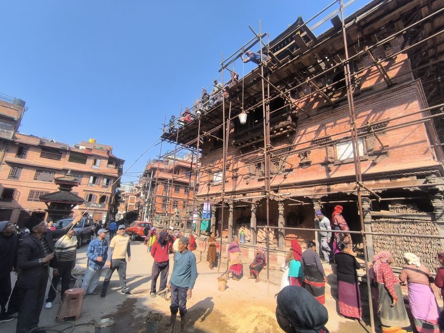 श्रमदान गर्दै पूर्व प्रतिनिधि सभा सदस्य प्रेम सुवाल